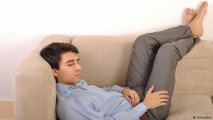 Mann sitzt entspannt auf dem Sofa. Bildergalerie Tipps gegen Kopfschmerzen