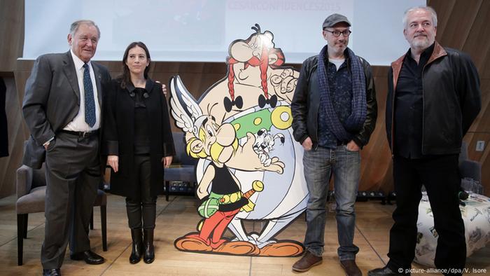 En la foto, Uderzo, Anne (hija de Goscinny), Ferri y Conrad (de izquierda a derecha) presentan el álbum “El papiro del César” (2015).