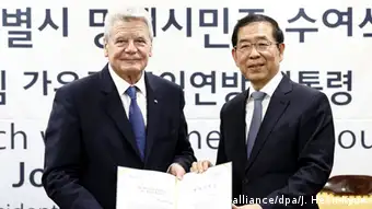 Südkorea Joachim Gauck erhält die Ehrenbürgerurkunde der Stadt Seoul