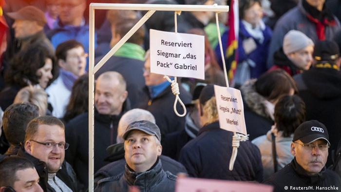 Aufschrift Für Siegmar - das Pack an einem Galgen bei einer Pegida-Kundgebung in Dresden (Archivbild: Reuters)