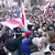 Толпа людей с флагами Беларуси на акции протеста против результатов выборов