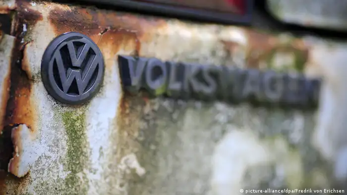 VW Volkswagen Symbol Logo Verrostet Rost Witterung
