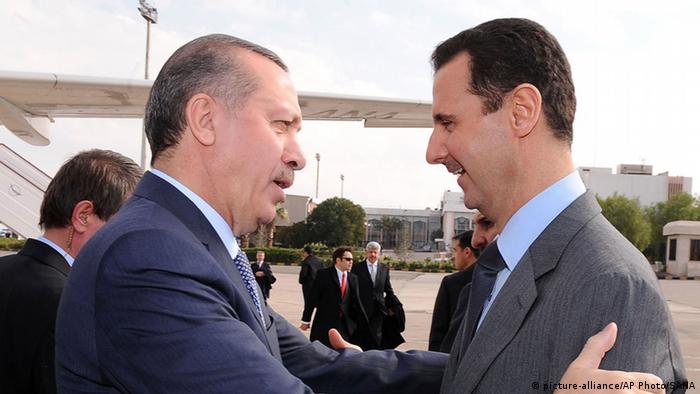 Syrischer Präsident Abahar Assad mit türkischem Premier Recep Erdogan (picture-alliance/AP Photo/SANA)