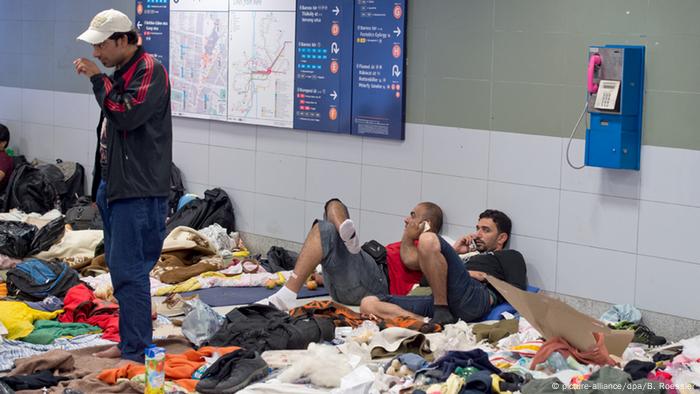 Flüchtlinge auf Boden (Foto: Boris Roessler/dpa)