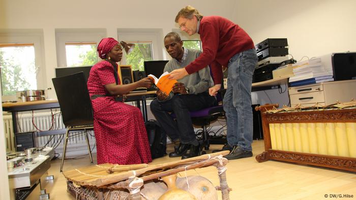 Hajara Njidda, Christopher Mtaku und Raimund Vogels (Foto: DW/G.Hilse)