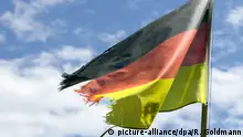 Eine zerrissene und ausgefranste Deutschland-Fahne weht in der Nähe von Neunkirchen-Seelscheid ( Rhein-Sieg-Kreis ) am Sonntag, 27. Mai 2012. Foto: Ralph Goldmann