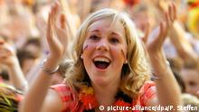 Ein weiblicher deutscher Fan freut sich am Mittwoch (24.06.2008) während der EM-Public-Viewing-Veranstaltung in Hannover. Tausende Fußball-Begeisterte sind in die Gilde-Parkbühne gekommen, um das Fußball-EM-Halbfinalspiel Deutschland-Türkei zu verfolgen. Foto: Peter Steffen +++(c) dpa - Report+++