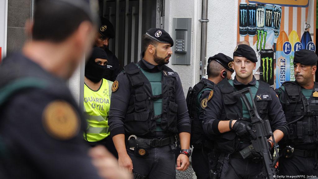 Police Raid Porn - Spanish police arrest 81 people in child pornography raid | News | DW |  17.10.2015
