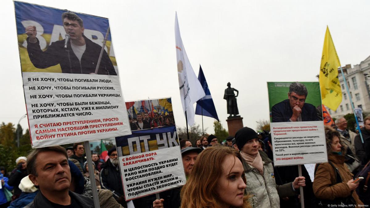 Moscow Activists Rally Against Syria Airstrikes – DW – 10/18/2015