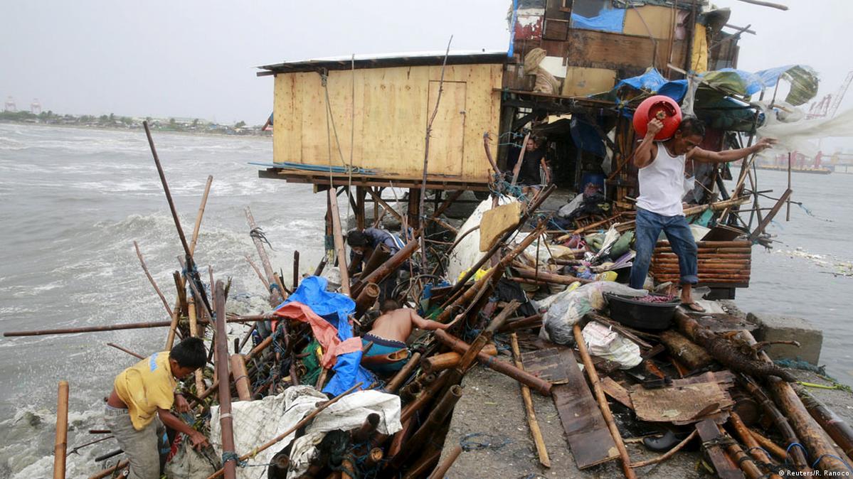Tufão deixa milhares de desabrigados nas Filipinas – DW – 18/10/2015, image size:1199x674