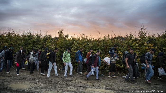 Беженцы, идущие через Венгрию