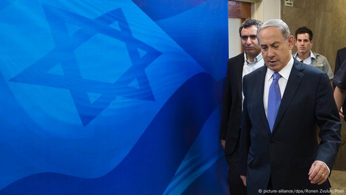 Benjamin Netanjahu auf dem Weg zu einer Kabinettssitzung (Foto: EPA)
