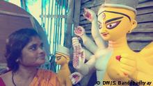 Titel: Festivity in Bengal Description: Woman Artisan China Pal, who made the idol of 'Ardha Nariswar' or the transgender God Keywords: Festival; Bengal, Durga Puja, Transgender Who is in the picture: Durga idol When was it taken: 10th October 2015 Where was it taken: Kolkata, India Copyright: DW/Sirsho Bandopadhyay