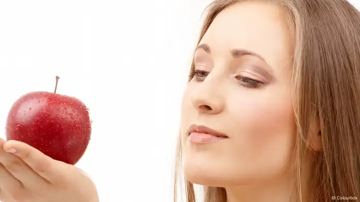 Frau mit Apfel
