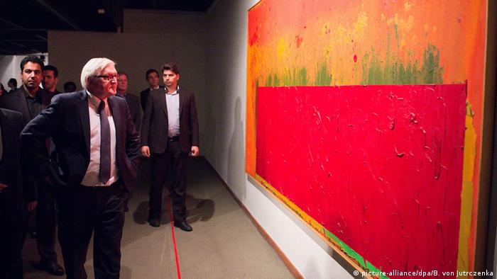 Bundesaußenminister Frank-Walter Steinmeier besucht das Museum für Zeitgenössische Kunst in Teheran (Foto: picture-alliance/dpa/B. von Jutrczenka)