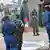 Straßenszene in Burundi mit Polizisten