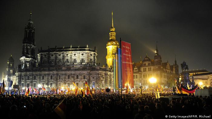 Dresden - Pegida-Anhänger versammeln sich zum Jahrestag