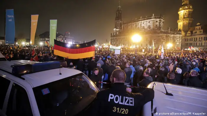 Dresden - Pegida-Anhänger versammeln sich zum Jahrestag