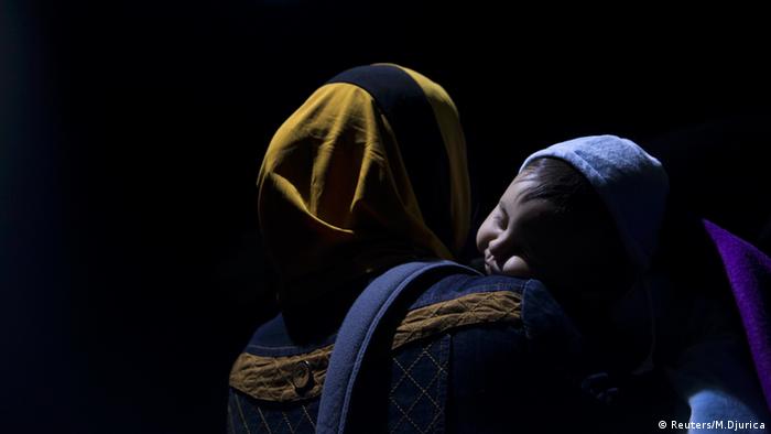 Kroatien Mutter mit Kind auf dem Arm Grenze Serbien