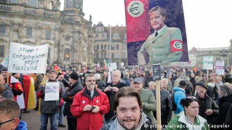 Deutschland Pegida Kundgebungen zum Pediga-Jahrestag in Dresden (picture-alliance/dpa/M. Kappeler)