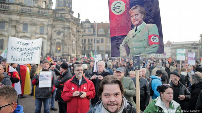 Deutschland Pegida Kundgebungen zum Pediga-Jahrestag in Dresden (picture-alliance/dpa/M. Kappeler)