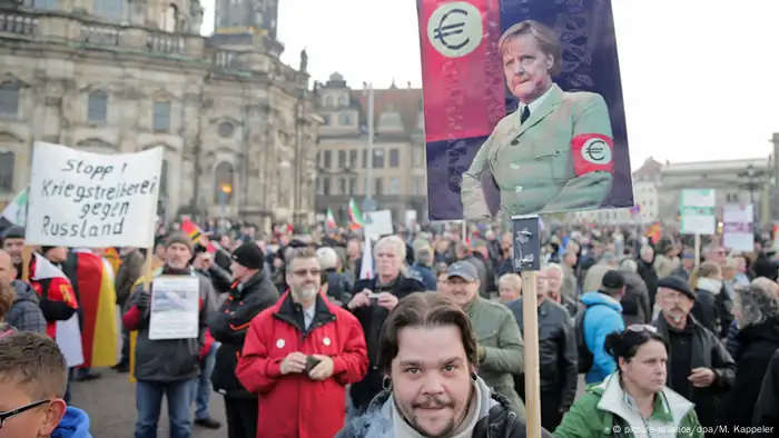 Deutschland Pegida Kundgebungen zum Pediga-Jahrestag in Dresden (picture-alliance/dpa/M. Kappeler)