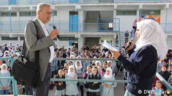 Tilman Rascher, Leiter Nahost und Nordafrika der DW Akademie, im Gespräch mit Schülern in Al Ram (Foto: DW/Sayaf Zara).