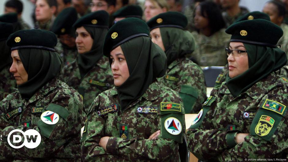 Afghanistan's female soldiers – DW – 10/21/2015