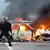 Brennende Autos nach Randale in Moirans (Foto: dpa)