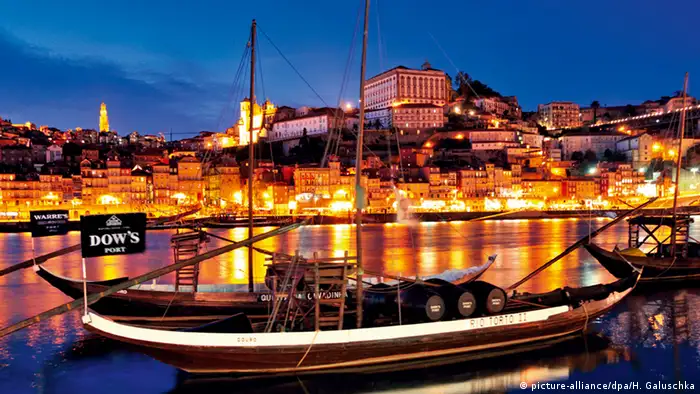 Portugal Historische Portweinschiffe auf dem Rio Douro 