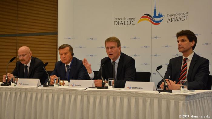 Участники Петербургского диалога в Потсдаме за столом