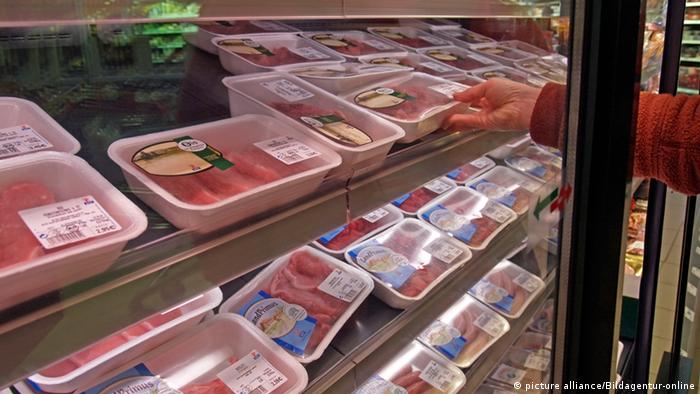 Symbolbild Kühlregal mit Fleisch in einem Supermarkt