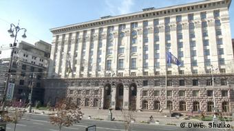 Ukraine Kommunalwahl Rathaus in Kiew mit Vorplatz (Quelle: Evgenij Shulko/DW)