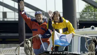 Weltumsegler Rollo Gebhard im Hamburger Hafen zusammen mit seiner zweiten Frau Angelika auf seinem Motorboot Solveig VII (2001)