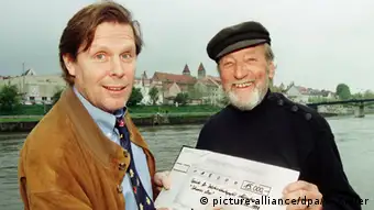 Rollo Gebhard (re.) erhält eine Spende von dem Schauspieler Sigmar Solbach für seine Gesellschaft zur Rettung der Delphine e.V. (1998)