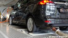 Hohe Stickoxid-Emissionen bei einem getesteten Opel Zafira Diesel Deutsche Umwelthilfe stellt Ergebnisse von Abgasmessungen an einem Euro 6 Diesel-Pkw vor – Einhaltung der Stickoxid (NOx)-Emissionen ist im EU-Abgasprüfzyklus beim getesteten Pkw davon abhängig, dass sich die Hinterräder nicht drehen – DUH fordert das Kraftfahrt-Bundesamt zu einer Überprüfung des Fahrzeugtyps auf – Weitere Fahrzeugtests an deutschen und ausländischen Diesel-Pkw sind beauftragt Copyright: Holzmann/DUH
