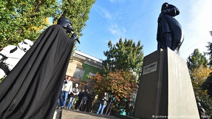 Памятник Ленину в Одессе переделали в фигуру Дарта Вейдера, персонажа Звездных войн