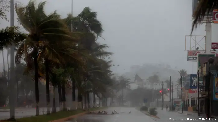 Der Hurrikan Patricia verursacht schwere Regenfälle in der Hafenstadt Manzanillo