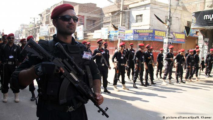 Pakistan Hyderabad Sicherheitskräfte begleiten Feierlichkeiten zu schiitischem Aschura-Tag (picture-alliance/dpa/N. Khawer)