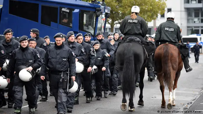 HOGESA Gegendemonstration Köln Polizei Demonstranten
