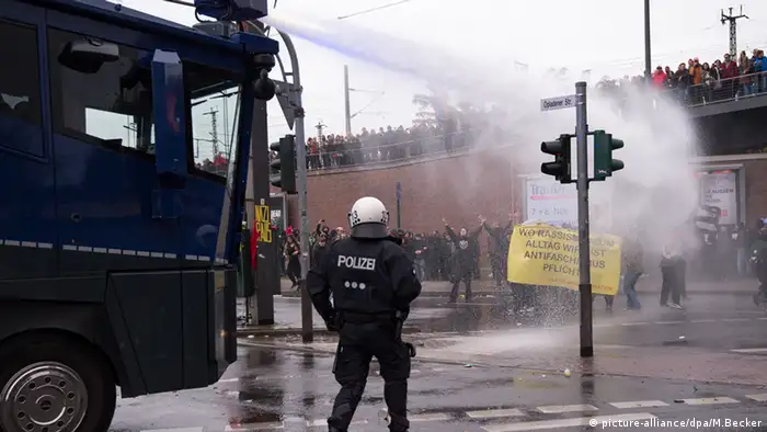 HOGESA Gegendemonstration Köln Polizei Demonstranten