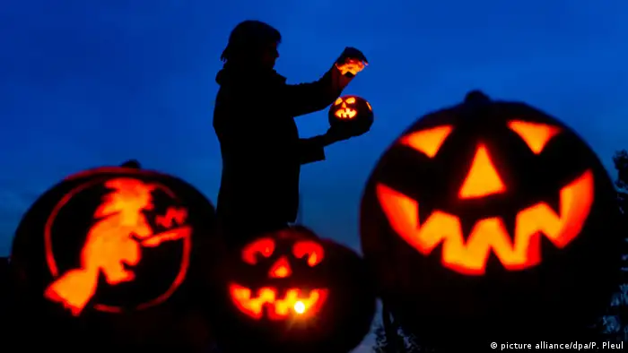 Un hombre en la sombra y calabazas de Halloween.