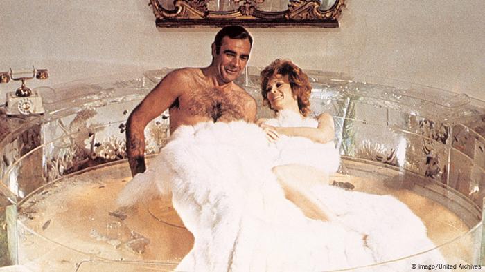 James Bond Diamonds Are Forever GB 1971 (imago/United Archives) James Bond Diamonds Are Forever GB 1971 (imago/United Archives)