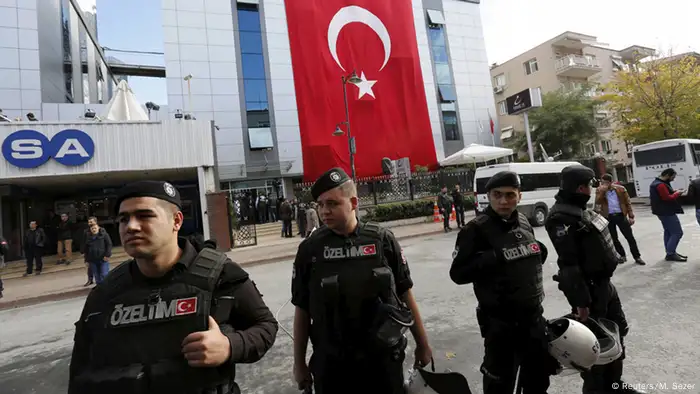 Türkei Polizei stürmt regierungskritischen Fernsehsender
