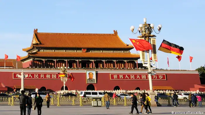 Deutschland China Flaggen am Tiananmen Platz
