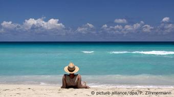 Urlauber Strohhut Strand Meer türkis blau Himmel Kuba Varadero