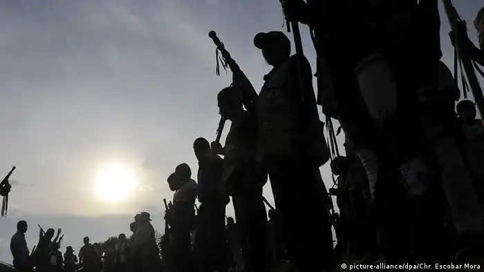 Farc Rebellen Guerilla Kolumbien Symbolbild Silhouette Sonne (picture-alliance/dpa/Chr. Escobar Mora)