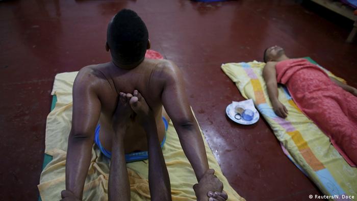 Brasilien Gefängnisinsassen bei Ayurveda Massage