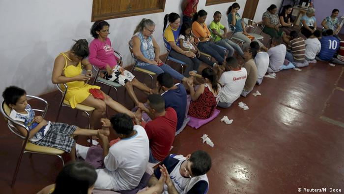 Brasilien Gefängnisinsassen Ayurveda Massage für Familienangehörige