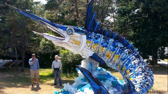 Bildergalerie Washed Ashore - a large swordfish sculpture made from plastic garbage